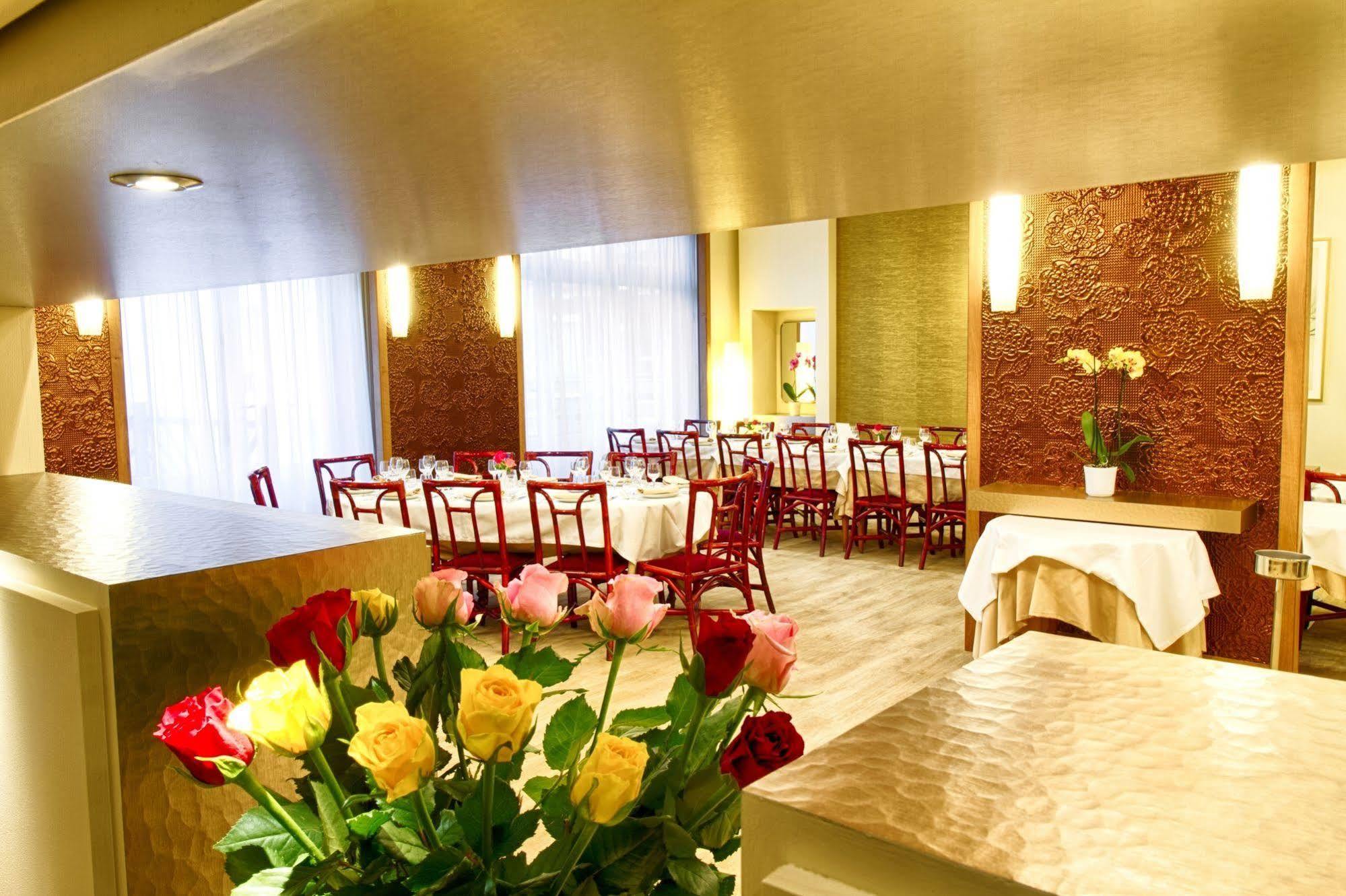 Hotel Restaurant Le Parc Moulins  Eksteriør billede
